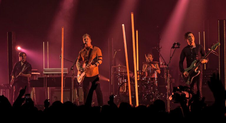 Queens of the Stone Age en directo, banda de rock alternativo