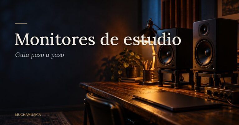 Pareja de monitores de estudio sobre un escritorio de home studio con luz cálida