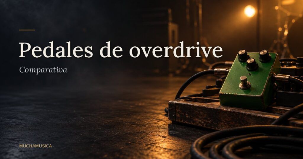 Pedal de overdrive verde sobre una pedalera de madera con luz cálida de escenario